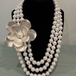 Chic Triple-Strand Pearl Necklace with Floral Design